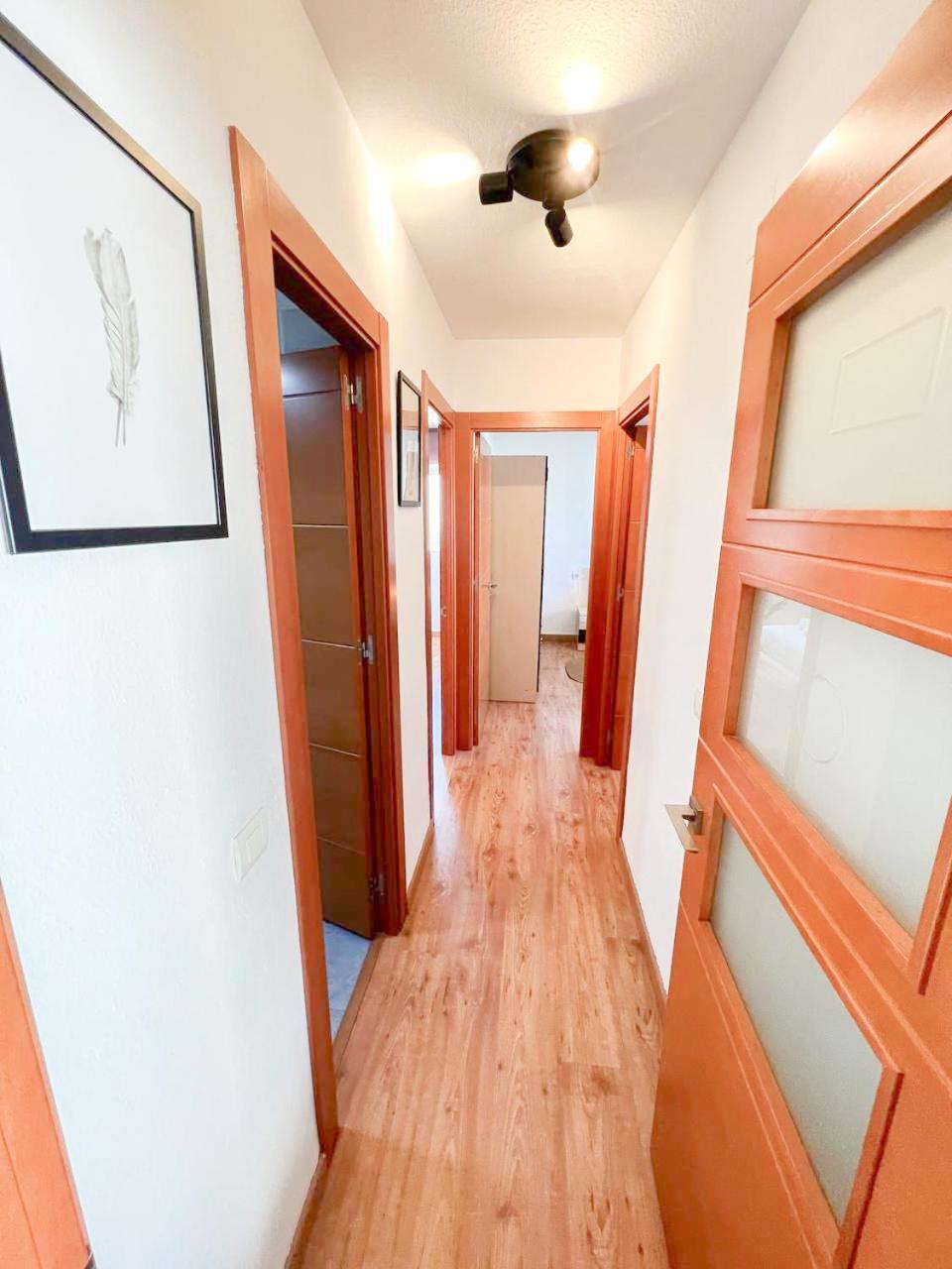 Large & Cozy Centrally Apartment 토레몰리노스 외부 사진