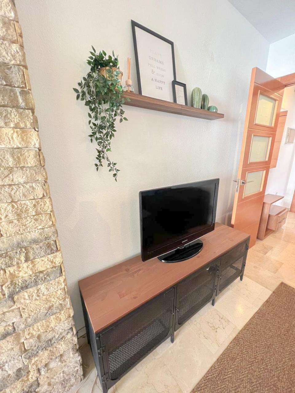 Large & Cozy Centrally Apartment 토레몰리노스 외부 사진