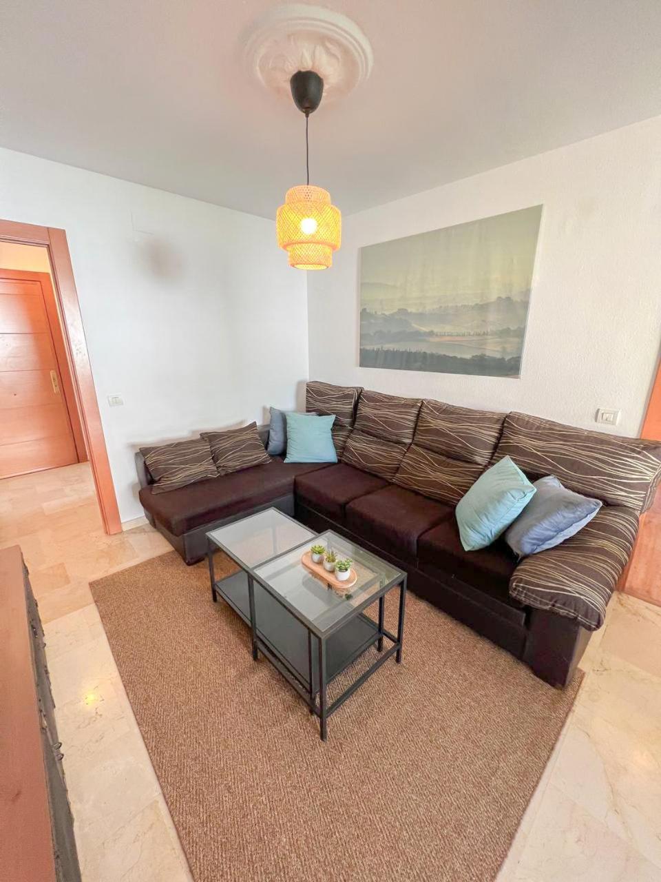 Large & Cozy Centrally Apartment 토레몰리노스 외부 사진