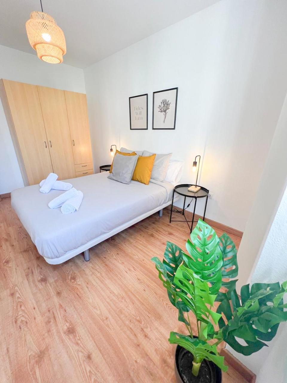 Large & Cozy Centrally Apartment 토레몰리노스 외부 사진