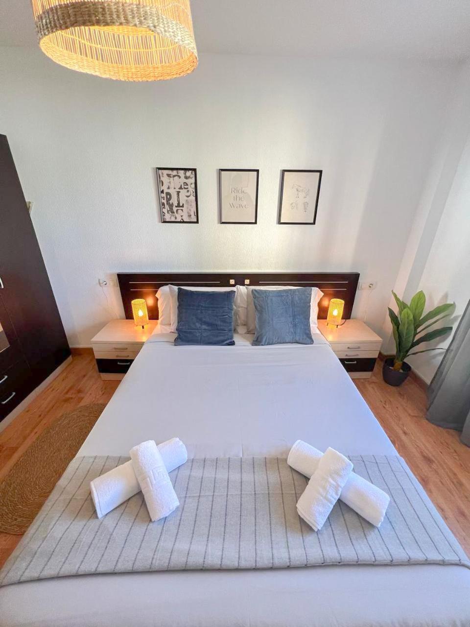 Large & Cozy Centrally Apartment 토레몰리노스 외부 사진