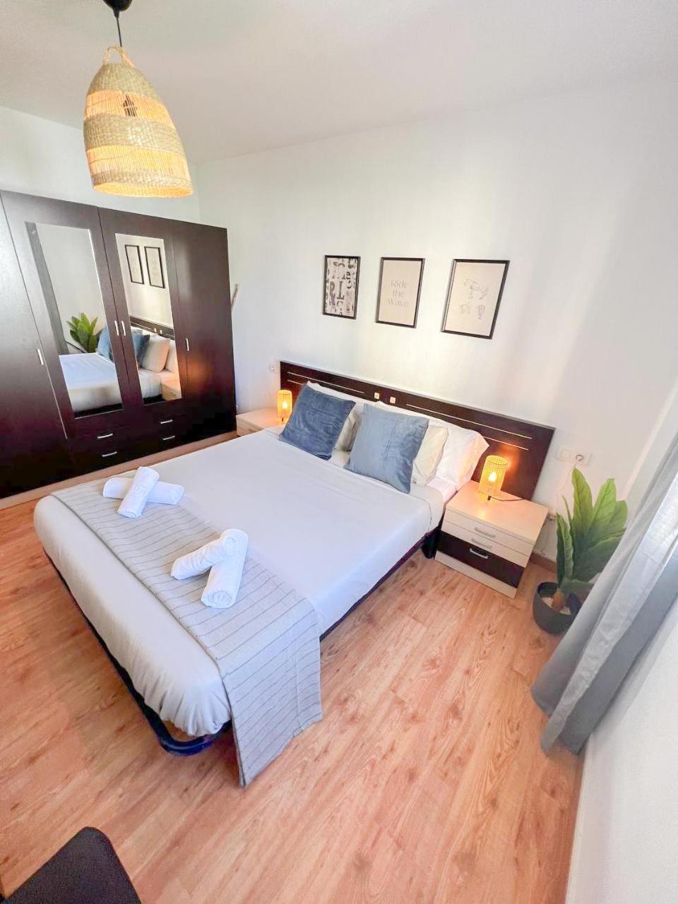 Large & Cozy Centrally Apartment 토레몰리노스 외부 사진