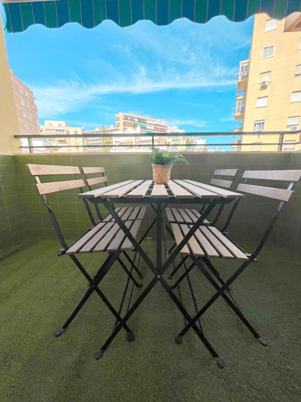 Large & Cozy Centrally Apartment 토레몰리노스 외부 사진